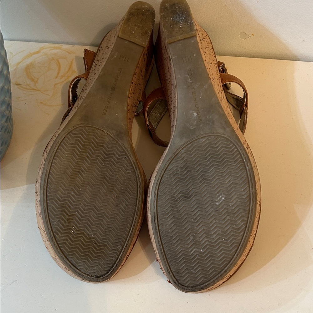 TOMMY HILFIGER SZ 11 Brown Leather Wedge Sandals - Picture 6 of 6